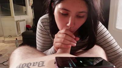 என் வளர்ப்பு சகோதரி டிஸ்னியைப் பார்க்கும்போது நான் அவளைக் கிண்டல் செய்கிறேன்.